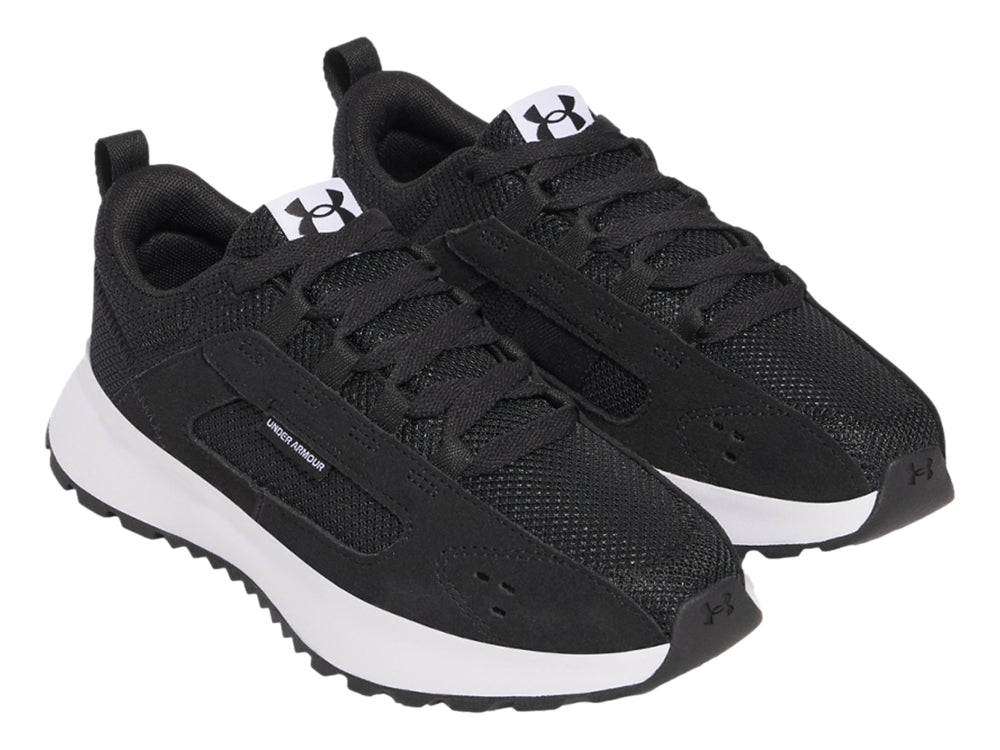 Tenis Under Armour color negro con suela blanca y tejido de malla.