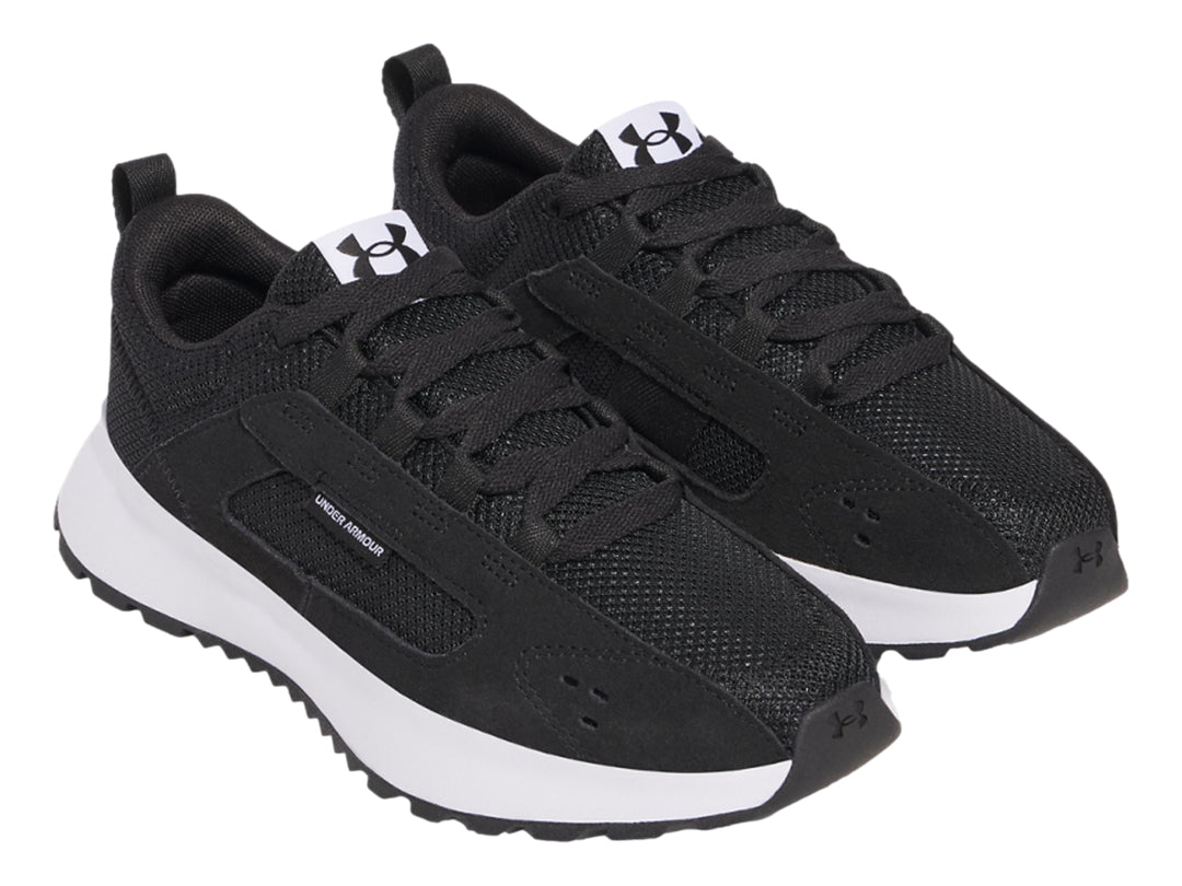 Tenis Under Armour color negro con suela blanca y tejido de malla.