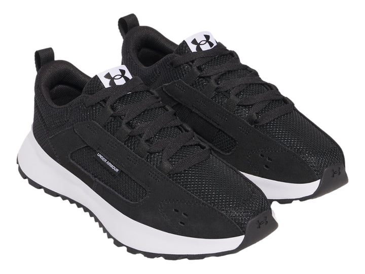 Tenis Under Armour color negro con suela blanca y tejido de malla.