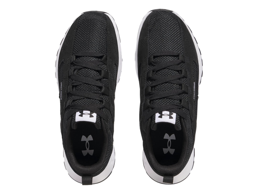 Tenis Under Armour color negro con suela blanca y tejido de malla.