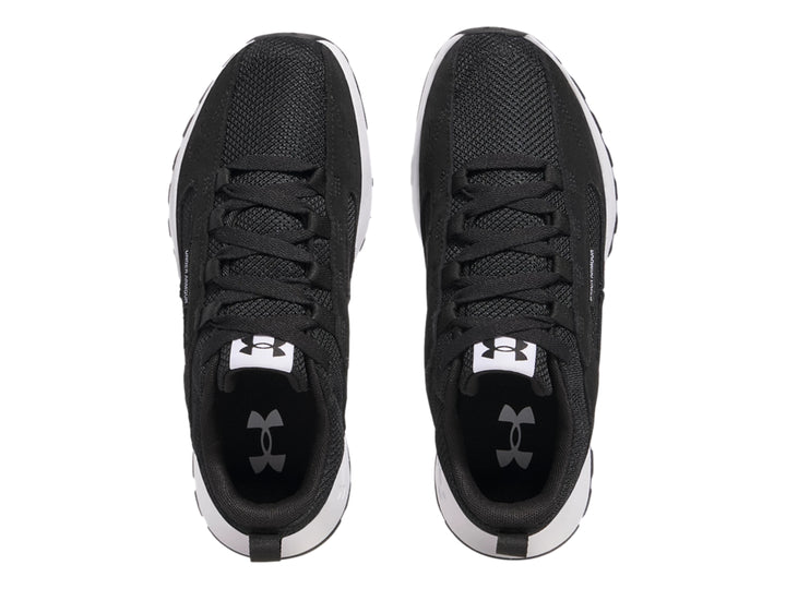 Tenis Under Armour color negro con suela blanca y tejido de malla.