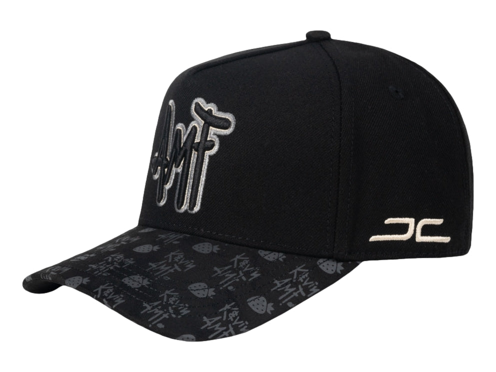 Gorra snapback negra de JC HATS con bordado blanco al frente y estampado gris en la visera.