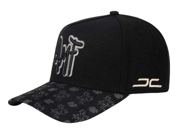 Gorra snapback negra de JC HATS con bordado blanco al frente y estampado gris en la visera.