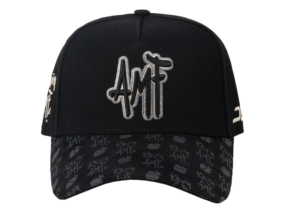 Gorra snapback negra de JC HATS con bordado blanco al frente y estampado gris en la visera.