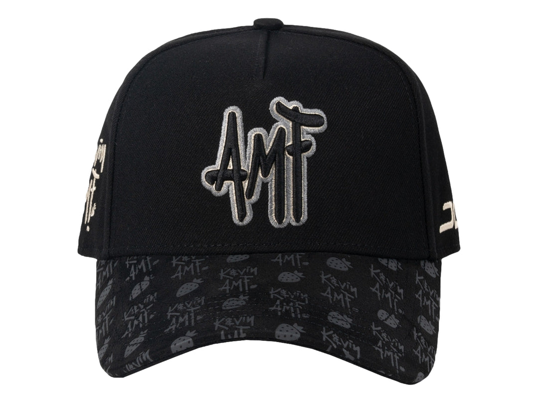 Gorra snapback negra de JC HATS con bordado blanco al frente y estampado gris en la visera.