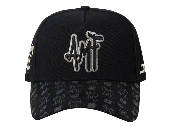 Gorra snapback negra de JC HATS con bordado blanco al frente y estampado gris en la visera.