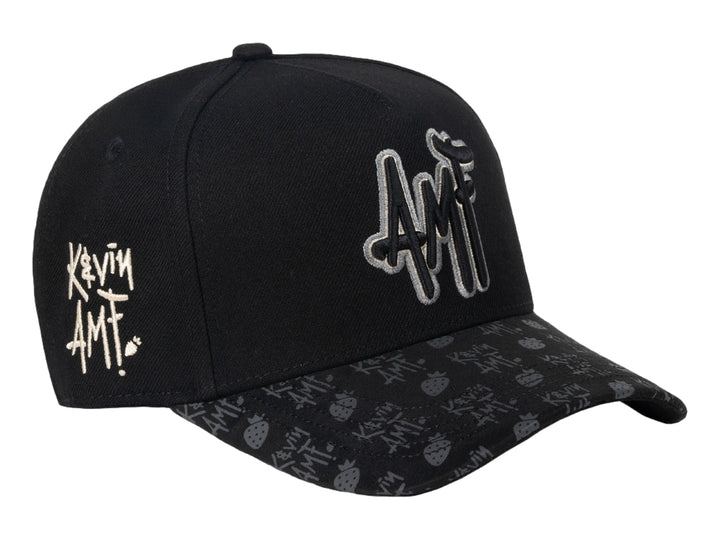 Gorra snapback negra de JC HATS con bordado blanco al frente y estampado gris en la visera.