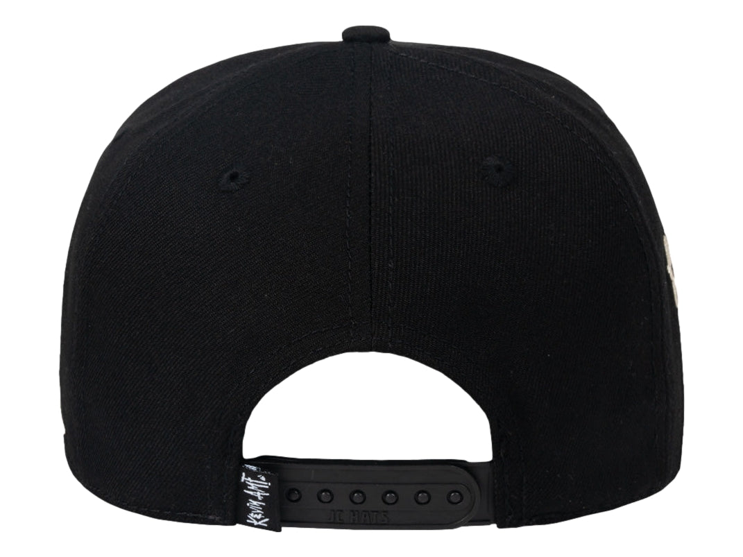 Gorra snapback negra de JC HATS con bordado blanco al frente y estampado gris en la visera.