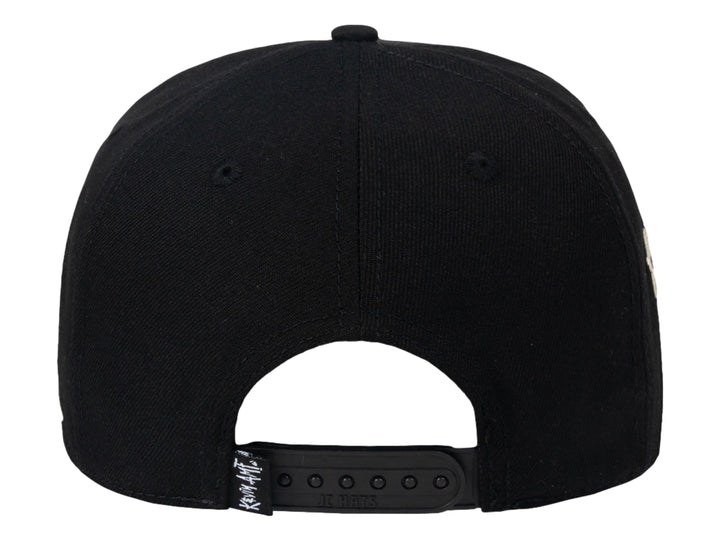 Gorra snapback negra de JC HATS con bordado blanco al frente y estampado gris en la visera.