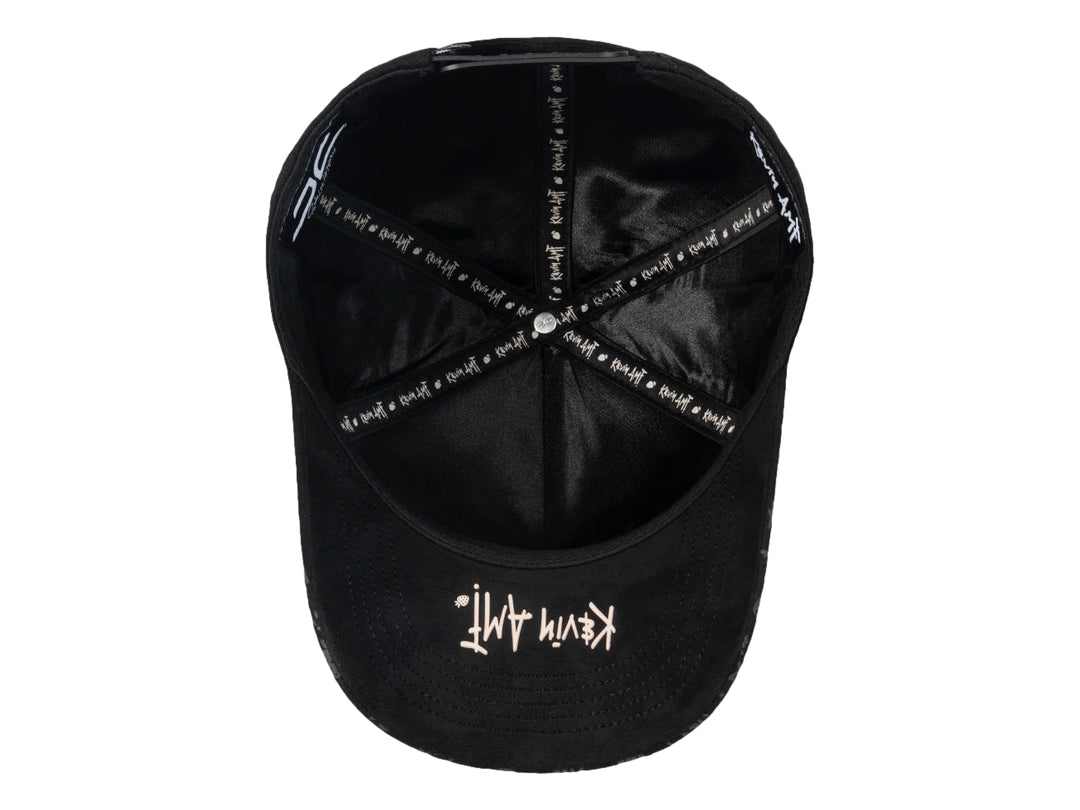 Gorra snapback negra de JC HATS con bordado blanco al frente y estampado gris en la visera.