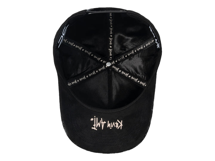 Gorra snapback negra de JC HATS con bordado blanco al frente y estampado gris en la visera.