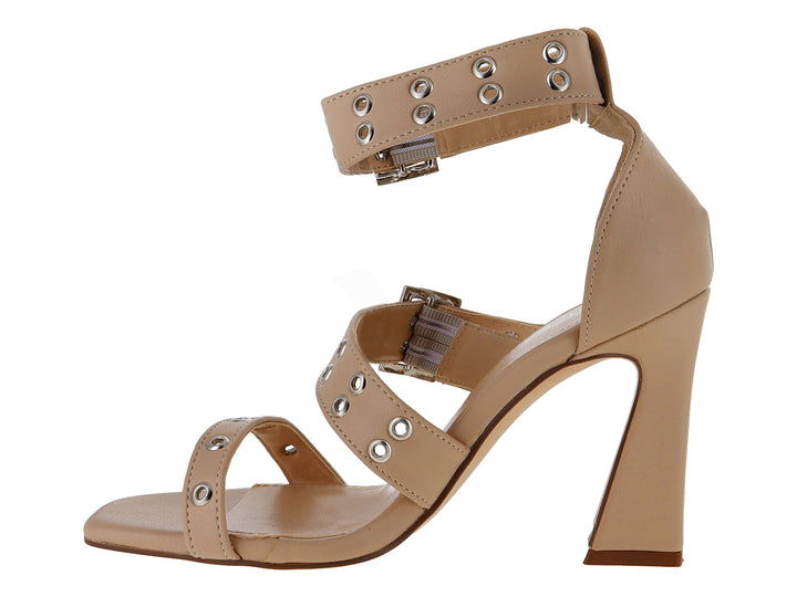 Sandalia de tacón cuadrado color camello con hebillas plateadas y punta cuadrada.