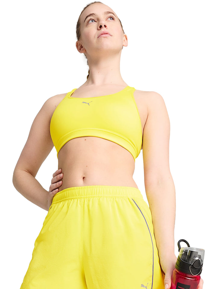 Bra deportivo PUMA color amarillo limón, diseño ajustado y minimalista para mujer.