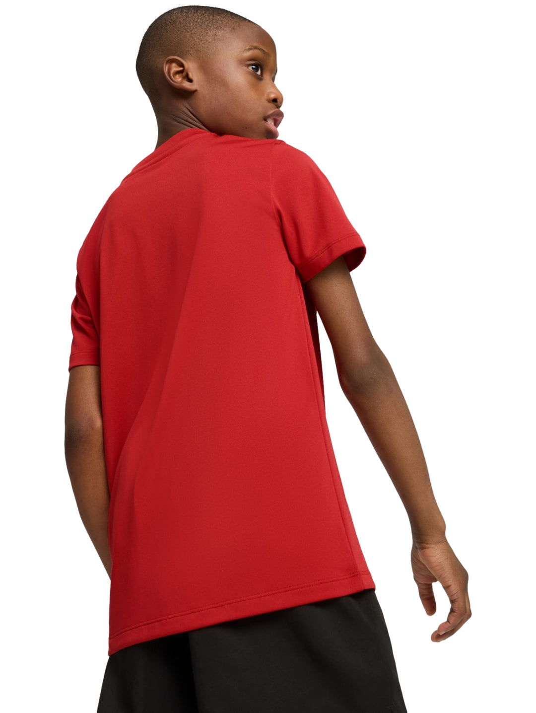 Niño vistiendo playera roja de manga corta marca Puma y shorts negros sobre fondo blanco.
