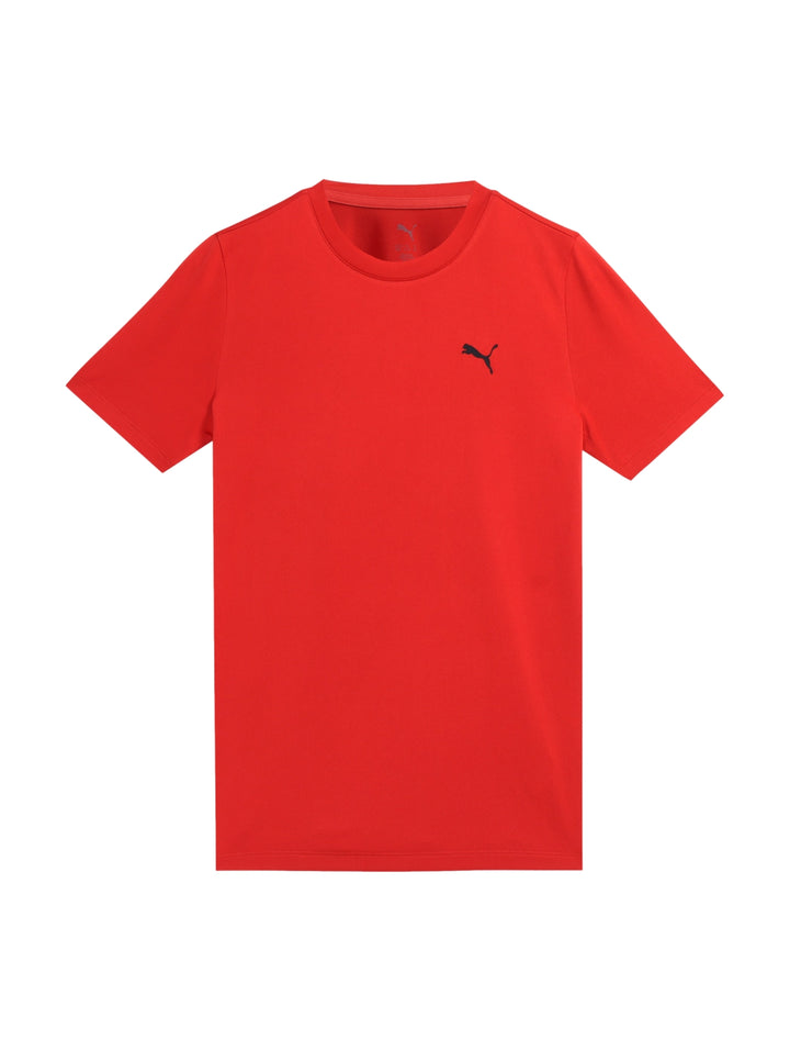 Niño vistiendo playera roja de manga corta marca Puma y shorts negros sobre fondo blanco.
