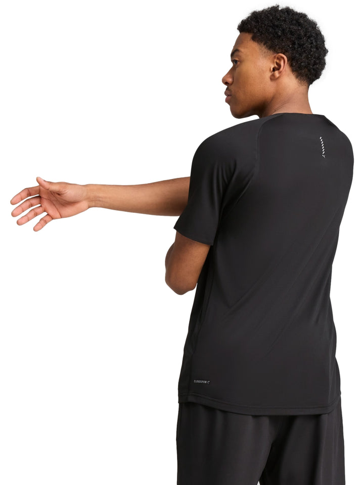 Hombre vistiendo una playera deportiva PUMA de color negro con logotipo blanco en el pecho.