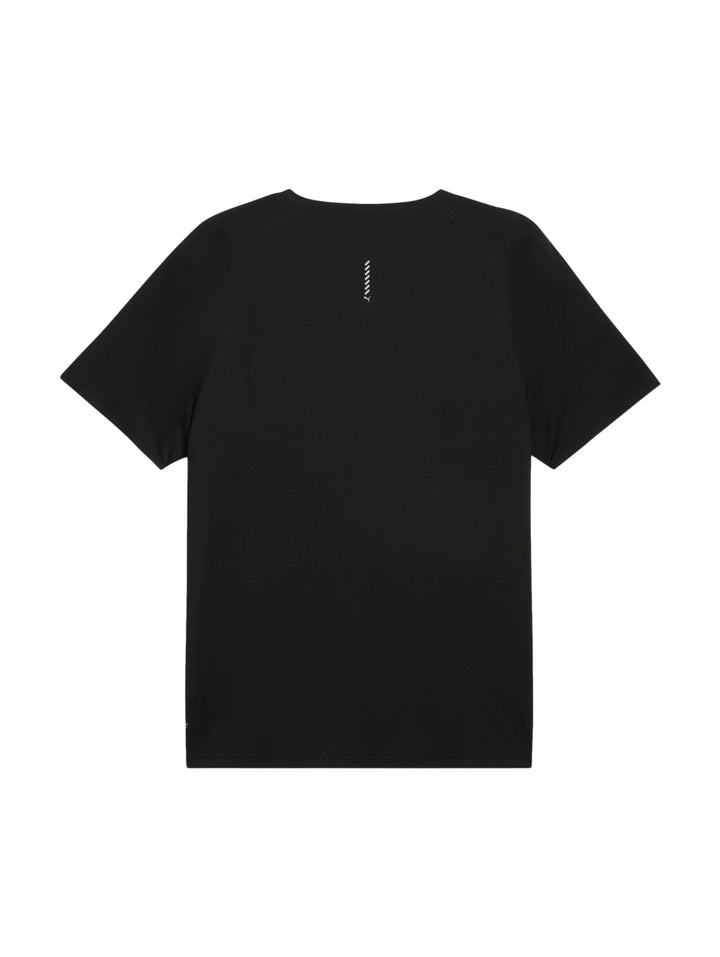 Hombre vistiendo una playera deportiva PUMA de color negro con logotipo blanco en el pecho.