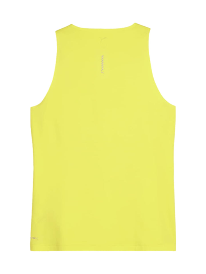 Mujer vistiendo una camiseta deportiva sin mangas color amarillo limón de la marca PUMA.