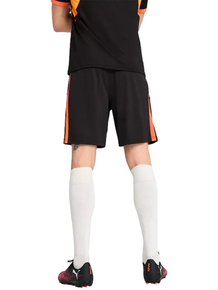 Hombre vistiendo shorts deportivos color negro de la marca PUMA con logo blanco en la pierna.