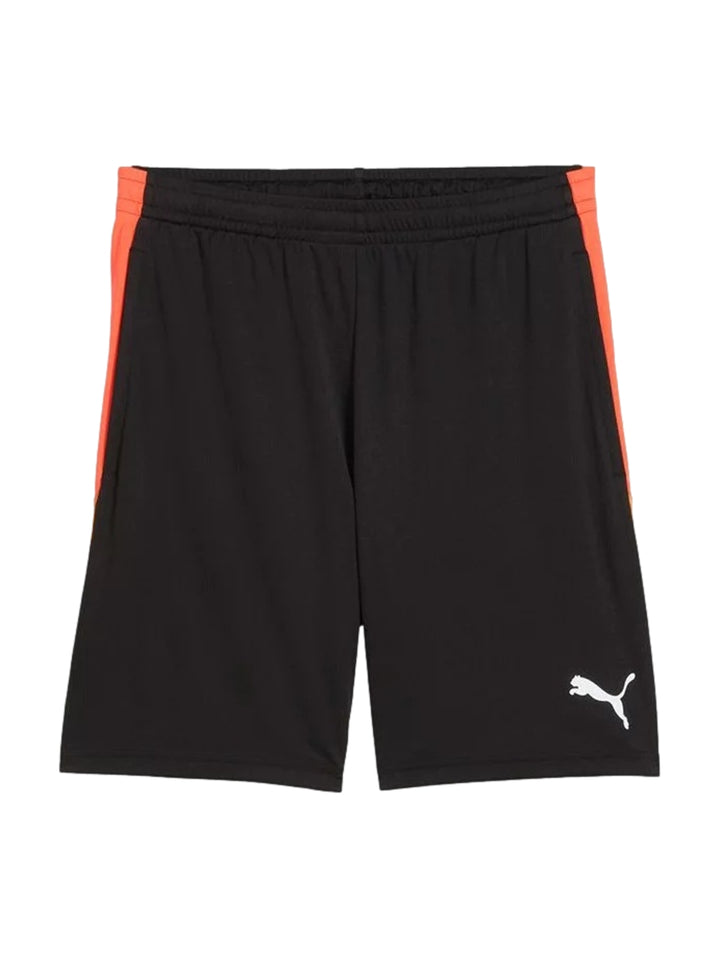 Hombre vistiendo shorts deportivos color negro de la marca PUMA con logo blanco en la pierna.