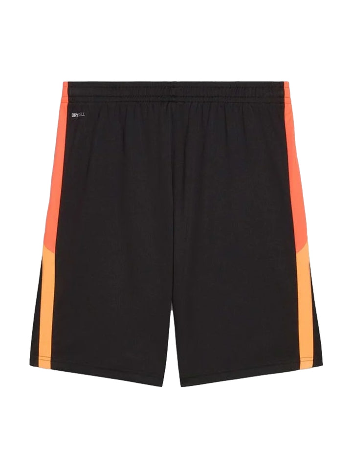 Hombre vistiendo shorts deportivos color negro de la marca PUMA con logo blanco en la pierna.