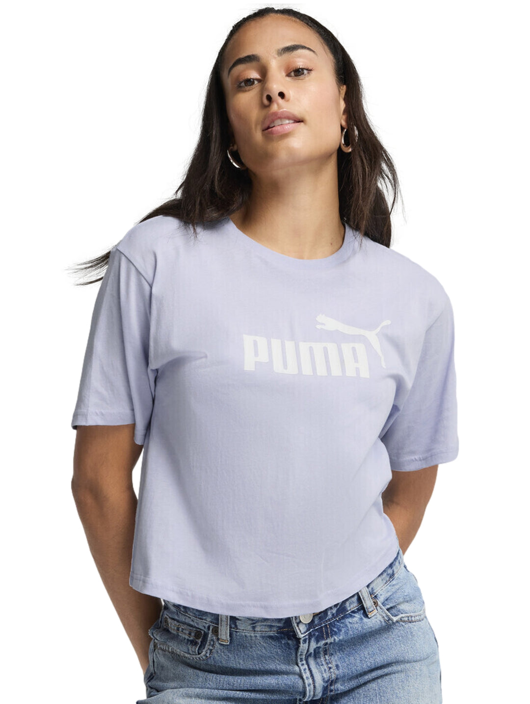 Mujer vistiendo camiseta cropped color lavanda con logotipo de PUMA en blanco.