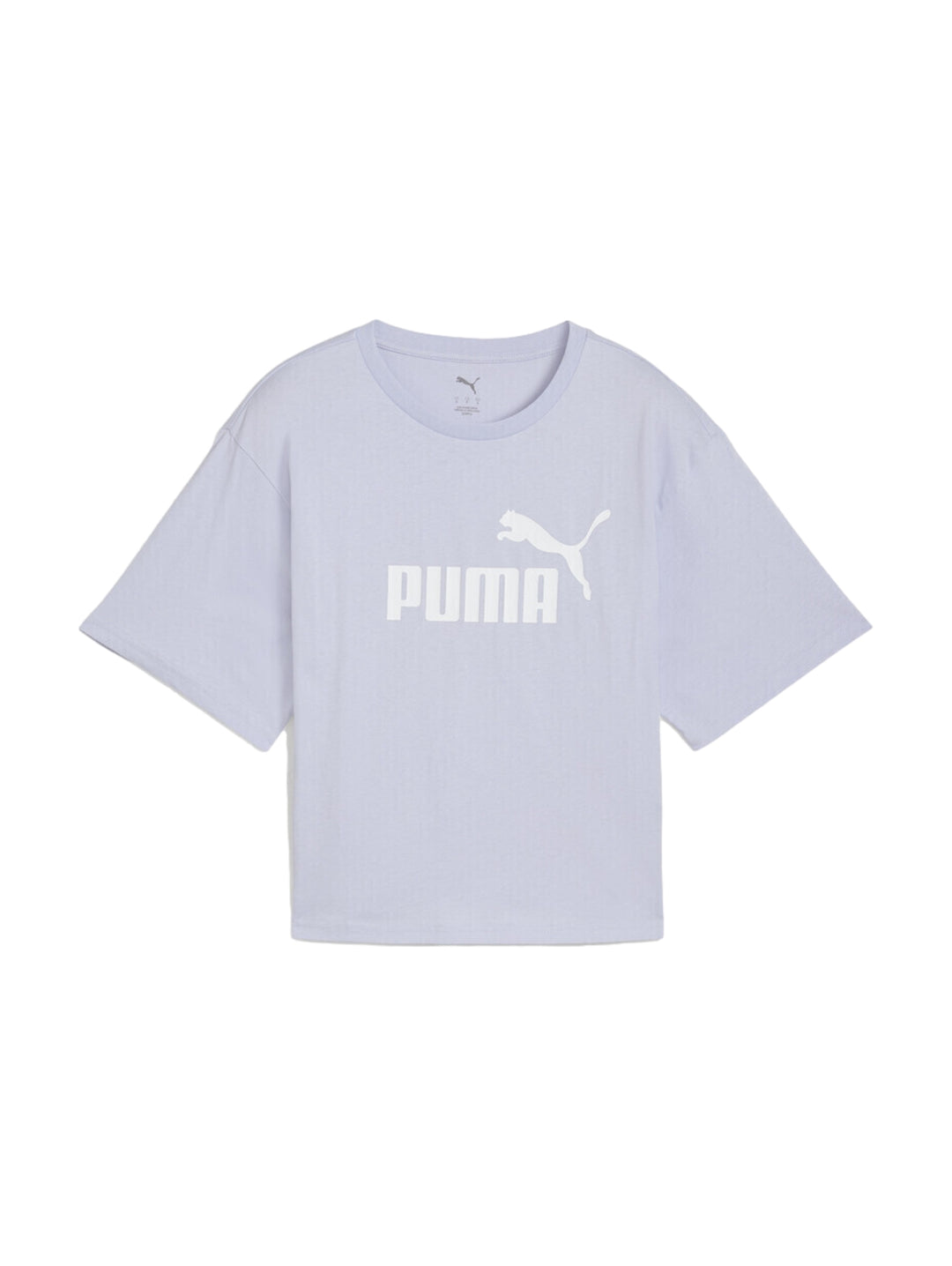 Mujer vistiendo camiseta cropped color lavanda con logotipo de PUMA en blanco.
