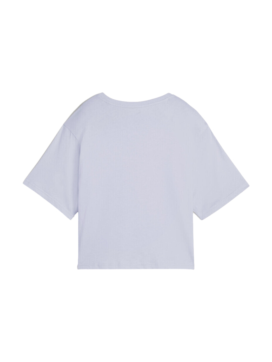 Mujer vistiendo camiseta cropped color lavanda con logotipo de PUMA en blanco.