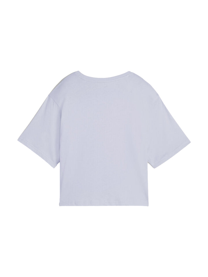 Mujer vistiendo camiseta cropped color lavanda con logotipo de PUMA en blanco.