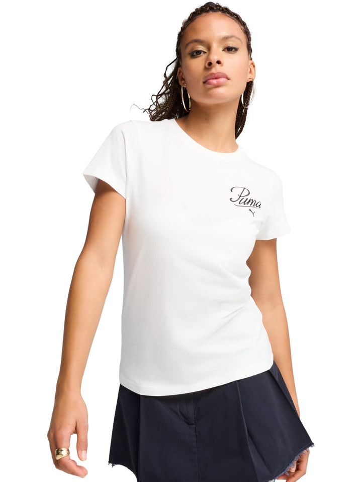 Mujer vistiendo una playera blanca de manga corta marca PUMA con logotipo en el pecho.