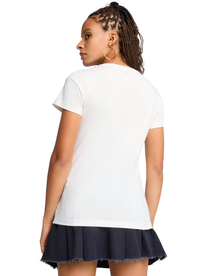 Mujer vistiendo una playera blanca de manga corta marca PUMA con logotipo en el pecho.