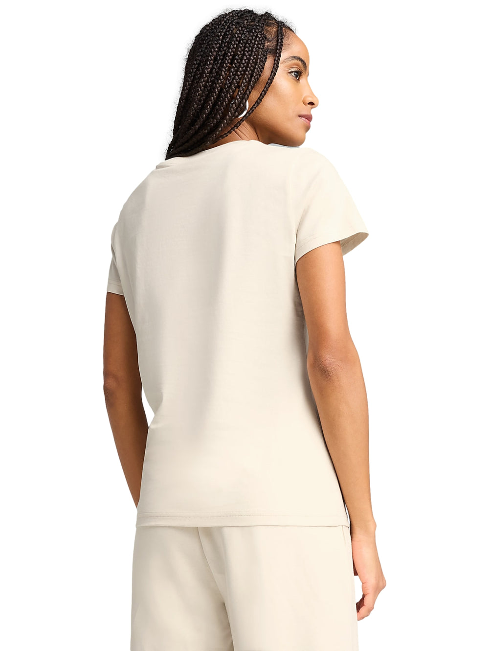 Mujer vistiendo un conjunto deportivo PUMA color Alpine Snow compuesto por camiseta y pantalón.