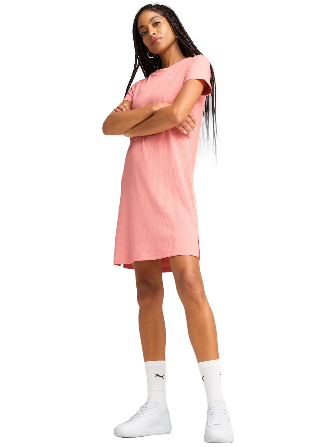 Mujer vistiendo un vestido deportivo ajustado de color rosa con mangas cortas.