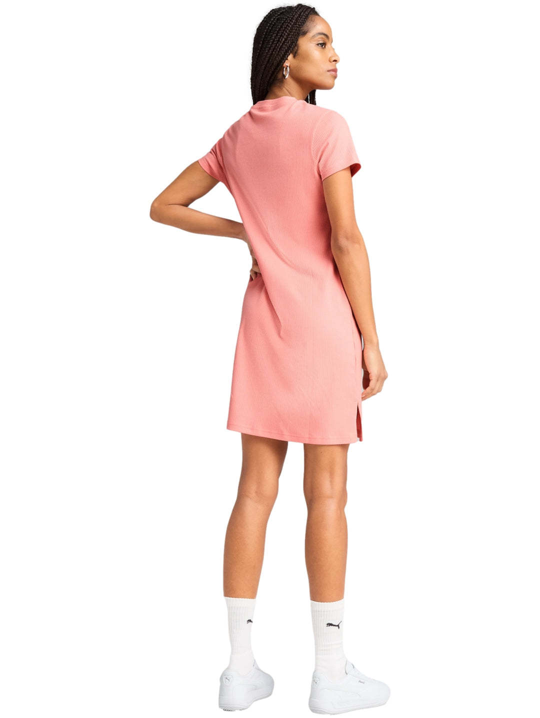 Mujer vistiendo un vestido deportivo ajustado de color rosa con mangas cortas.