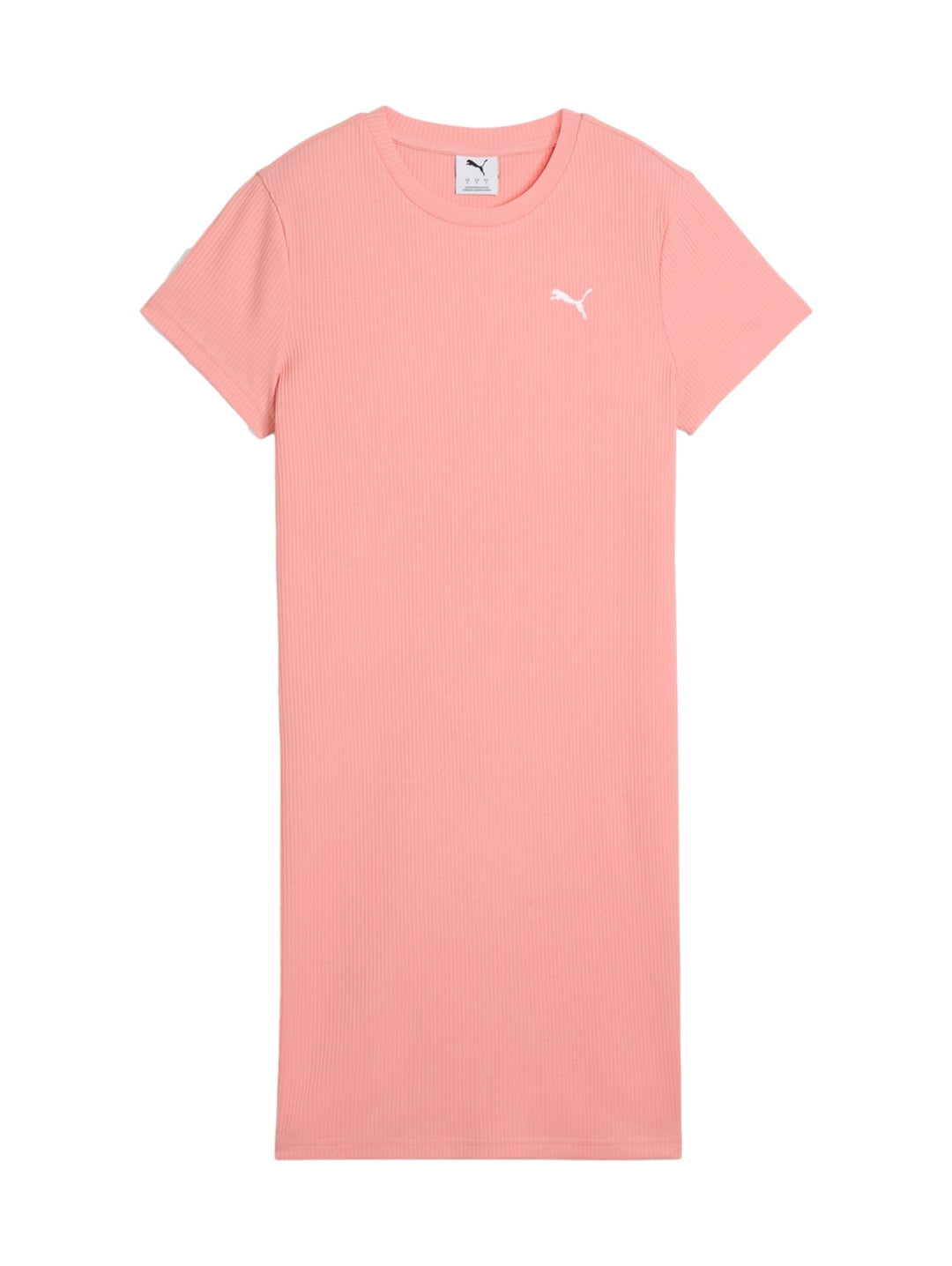 Mujer vistiendo un vestido deportivo ajustado de color rosa con mangas cortas.