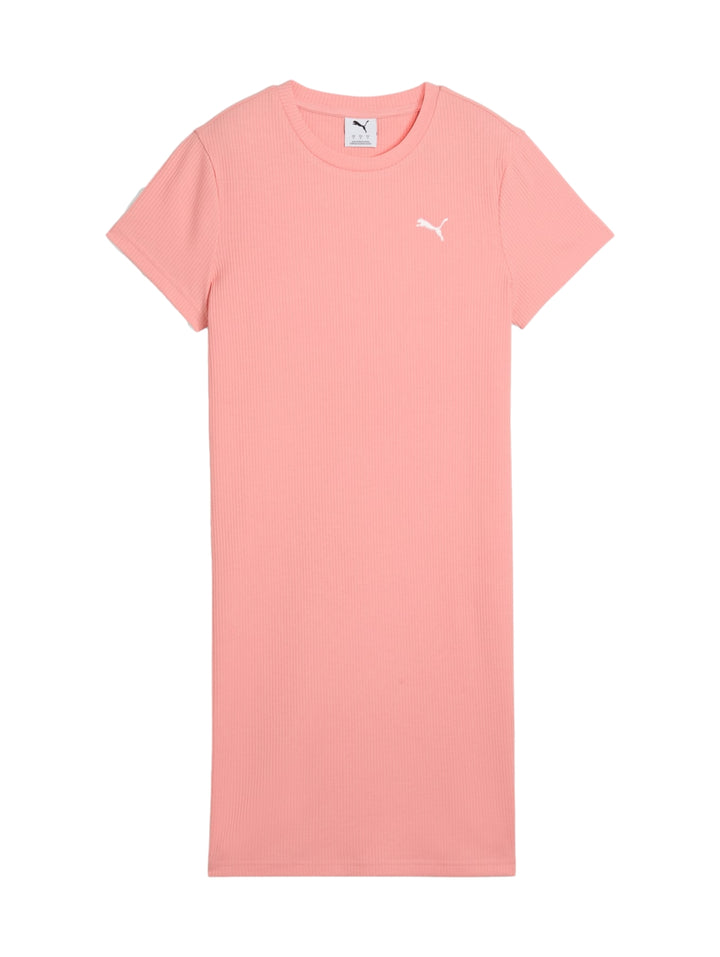Mujer vistiendo un vestido deportivo ajustado de color rosa con mangas cortas.