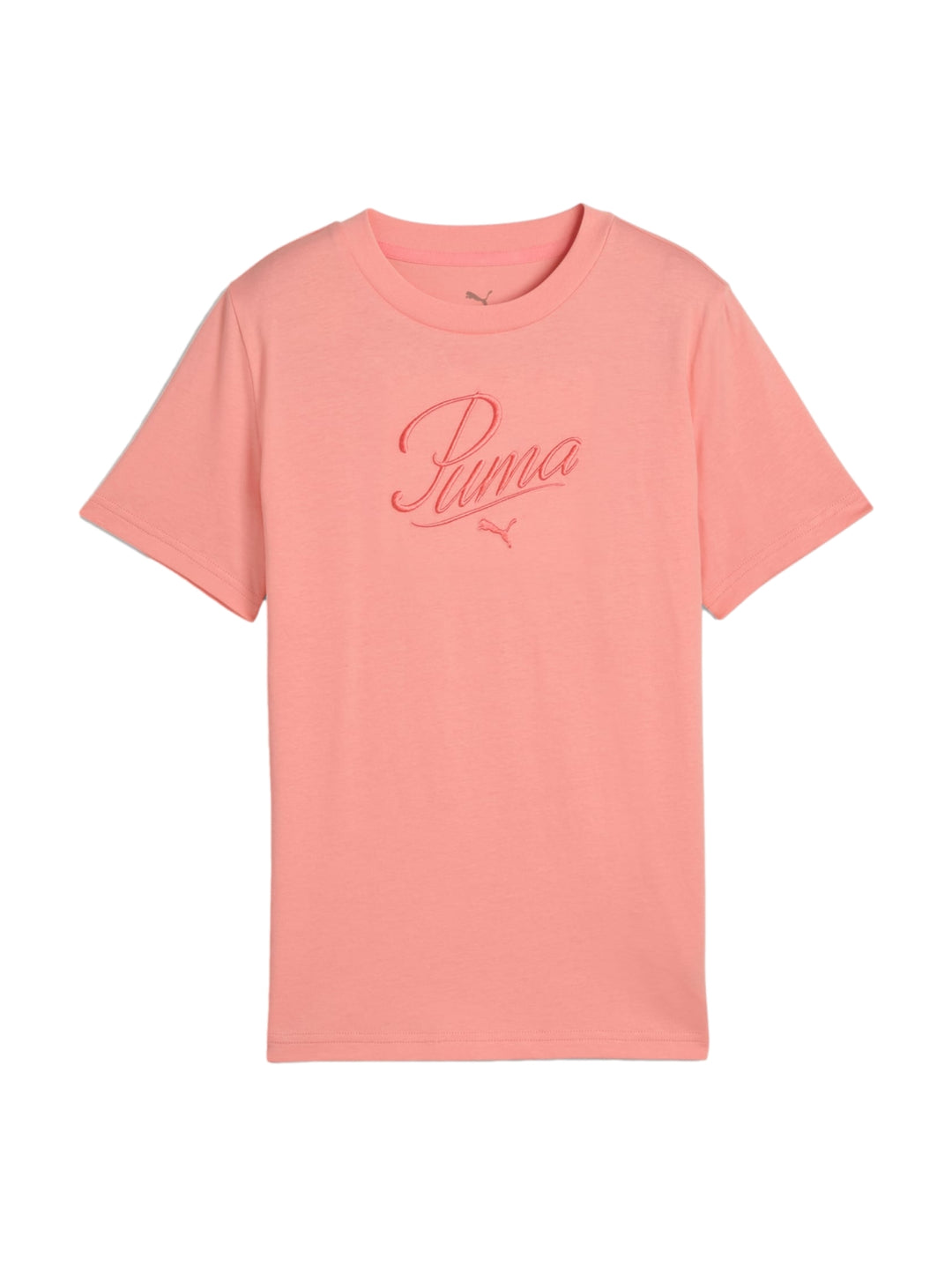 Niña vistiendo una playera Puma de color rosa con logotipo en el pecho y pantalones de mezclilla azules.