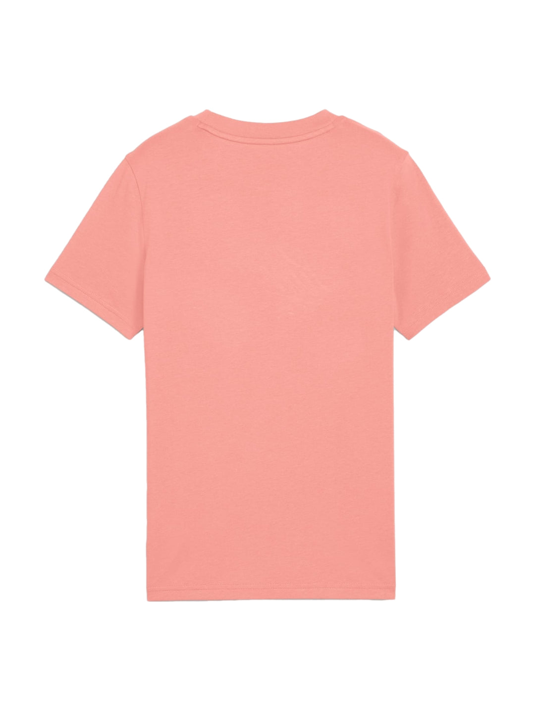 Niña vistiendo una playera Puma de color rosa con logotipo en el pecho y pantalones de mezclilla azules.