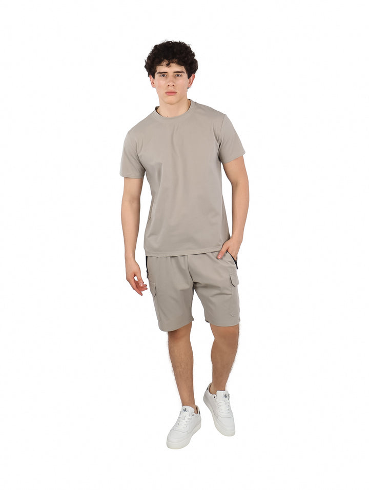 Conjunto de dos piezas para Hombre en color beige, compuesto por camiseta de manga corta y short tipo cargo.