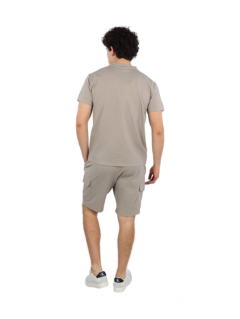 Conjunto de dos piezas para Hombre en color beige, compuesto por camiseta de manga corta y short tipo cargo.
