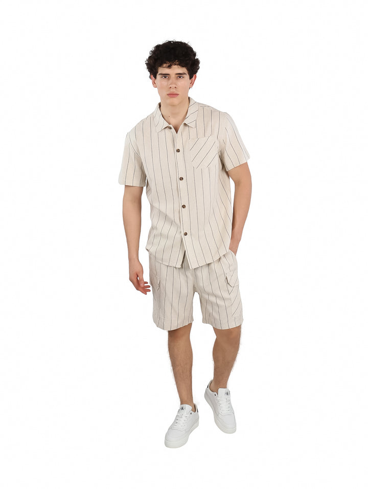 Conjunto de camisa de manga corta y short color beige con rayas verticales oscuras.
