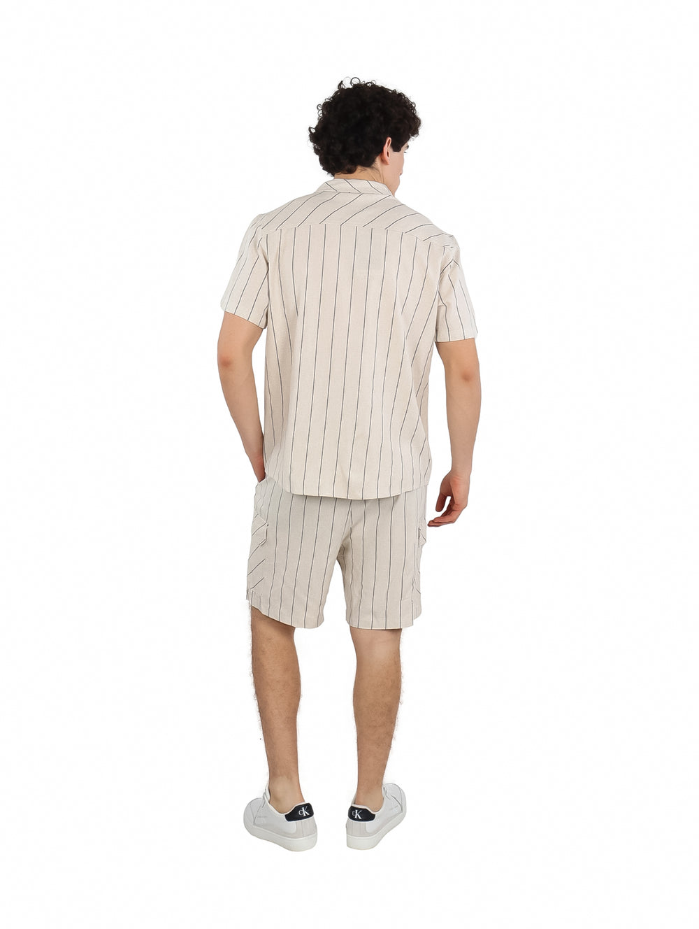 Conjunto de camisa de manga corta y short color beige con rayas verticales oscuras.