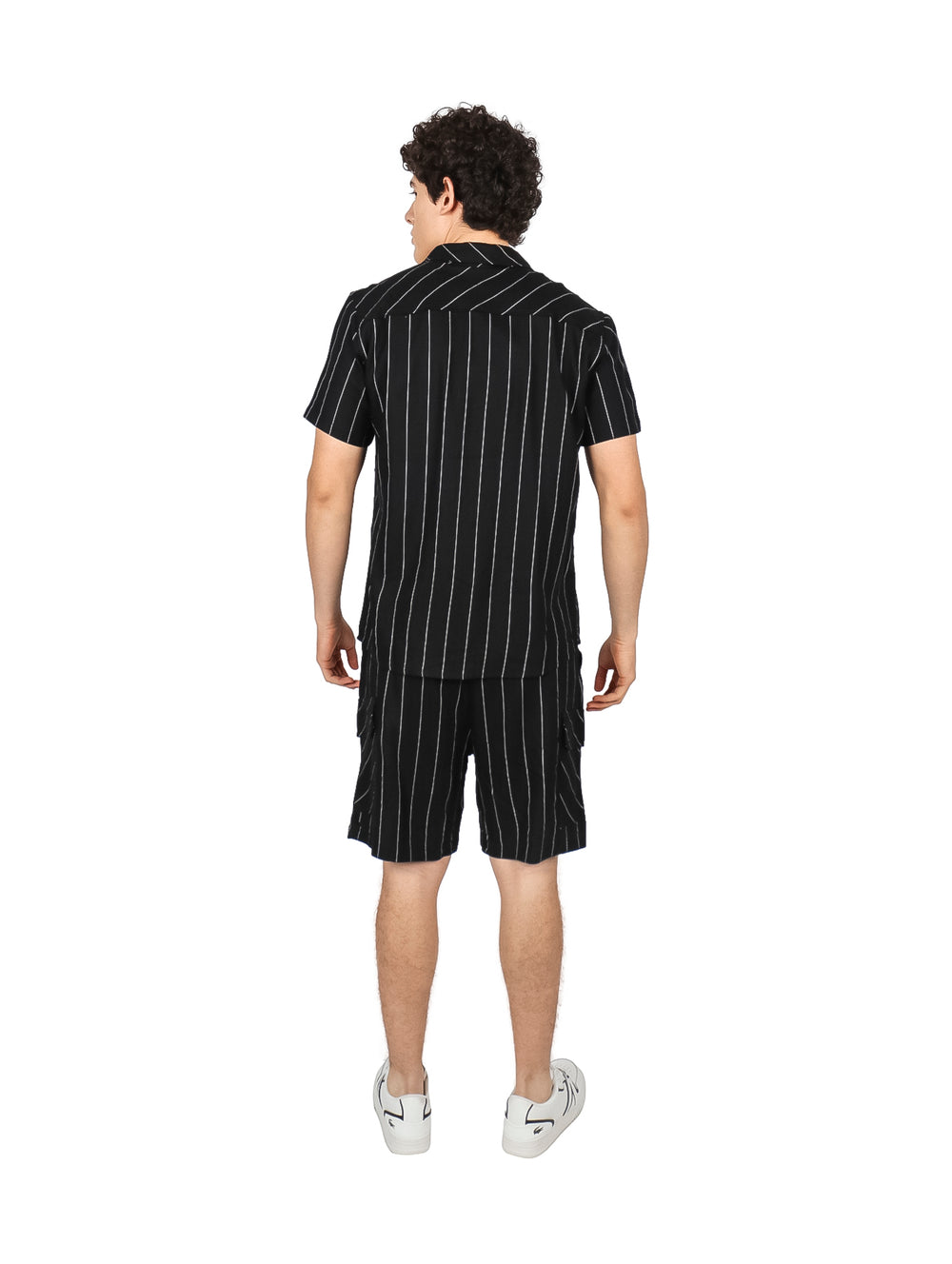Hombre vistiendo conjunto de camisa y shorts negros con rayas verticales blancas.