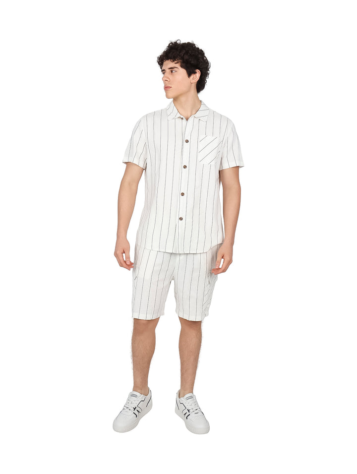 Conjunto de dos piezas para hombre compuesto por camisa de manga corta y short, color blanco con rayas negras verticales.