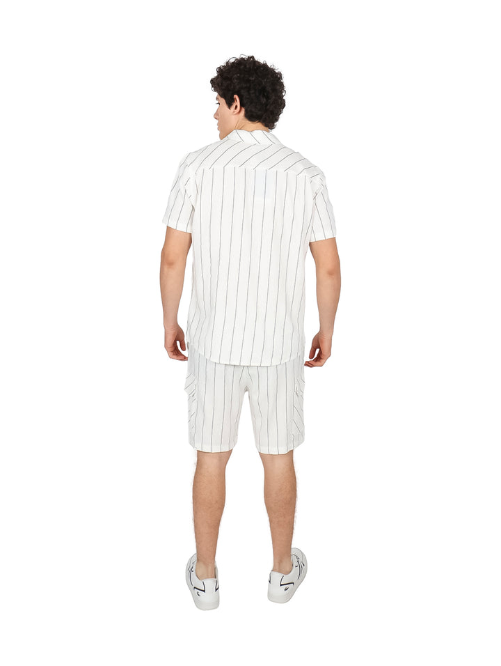 Conjunto de dos piezas para hombre compuesto por camisa de manga corta y short, color blanco con rayas negras verticales.