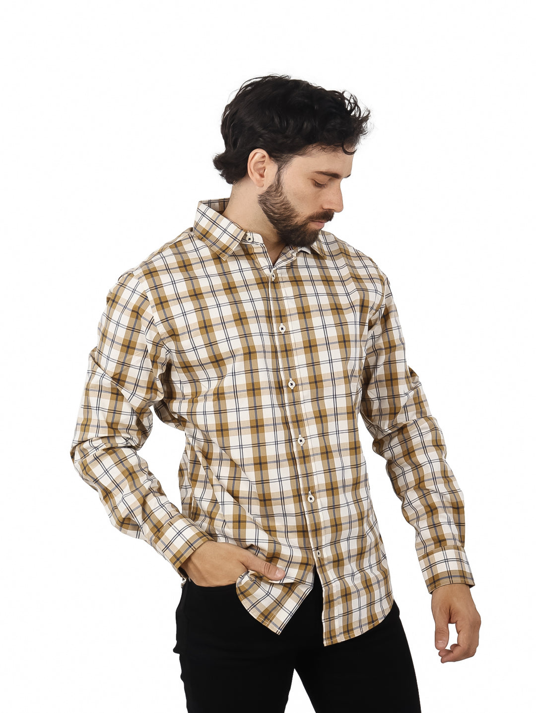Hombre vistiendo una camisa de manga larga con estampado de cuadros en colores khaki y blanco.