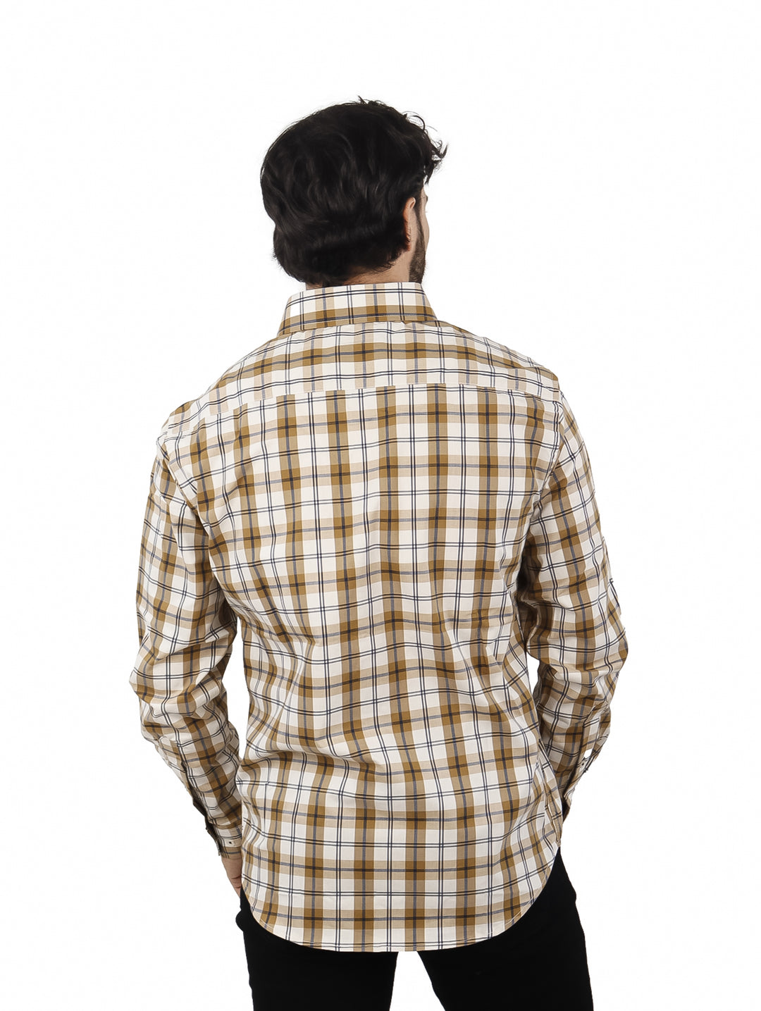 Hombre vistiendo una camisa de manga larga con estampado de cuadros en colores khaki y blanco.