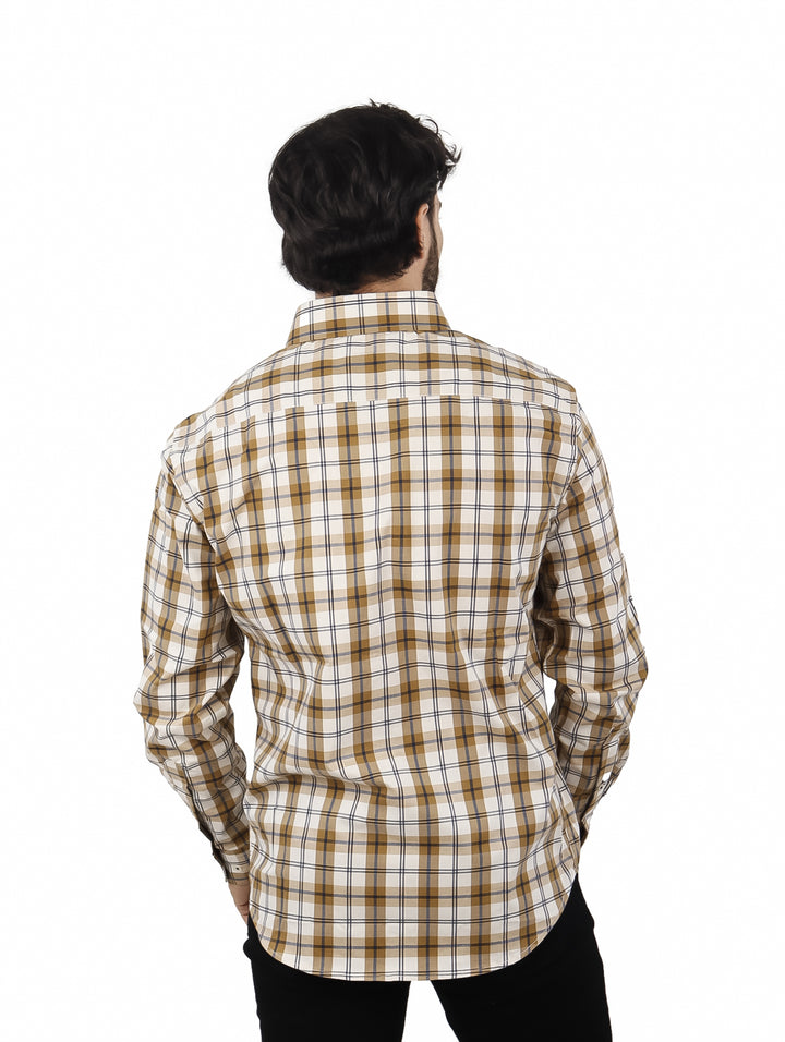 Hombre vistiendo una camisa de manga larga con estampado de cuadros en colores khaki y blanco.