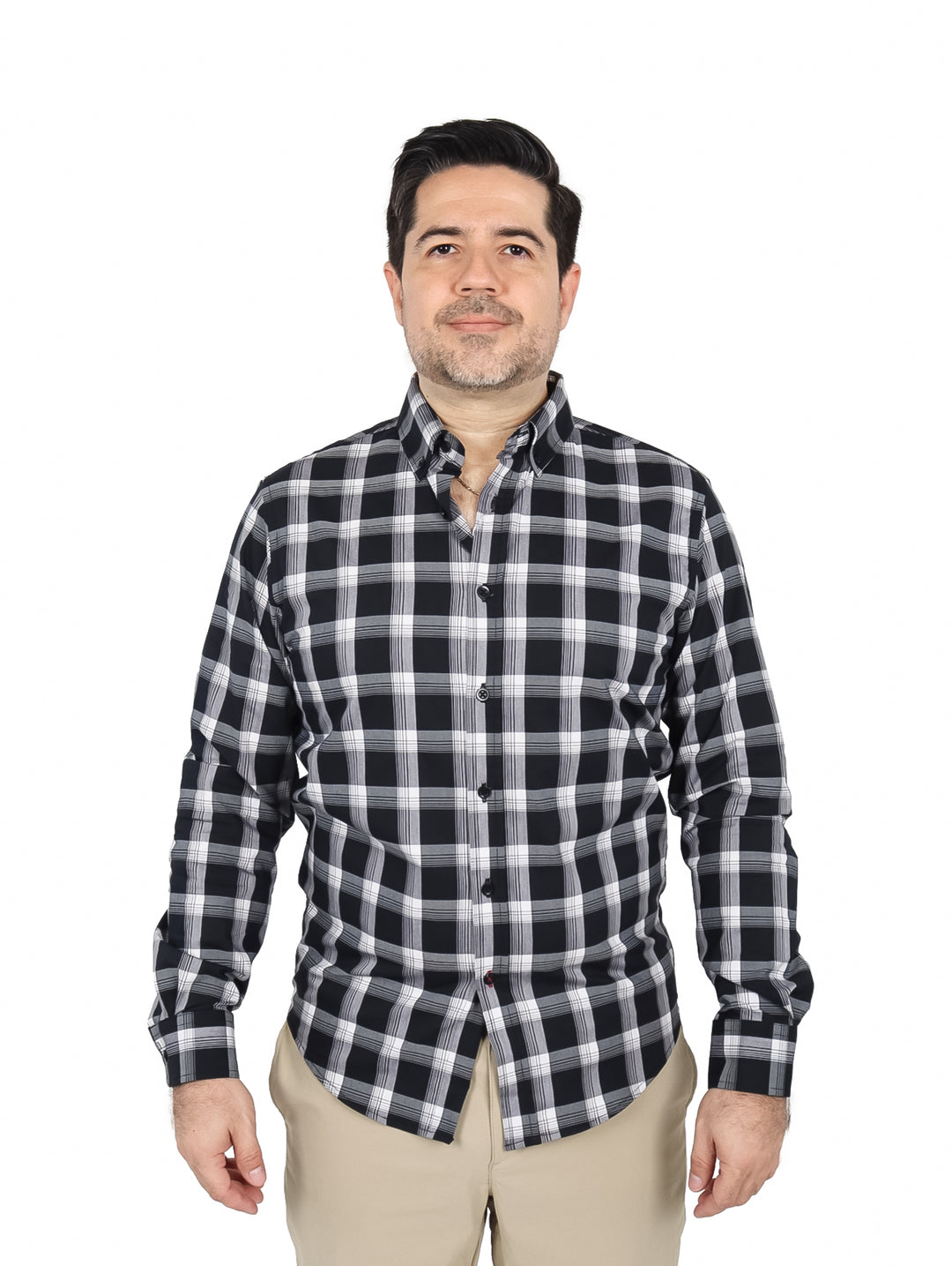 Hombre vistiendo camisa de manga larga con estampado de cuadros en color negro y gris.