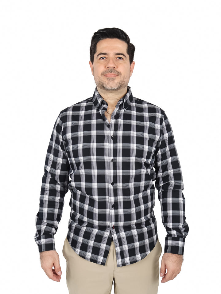 Hombre vistiendo camisa de manga larga con estampado de cuadros en color negro y gris.
